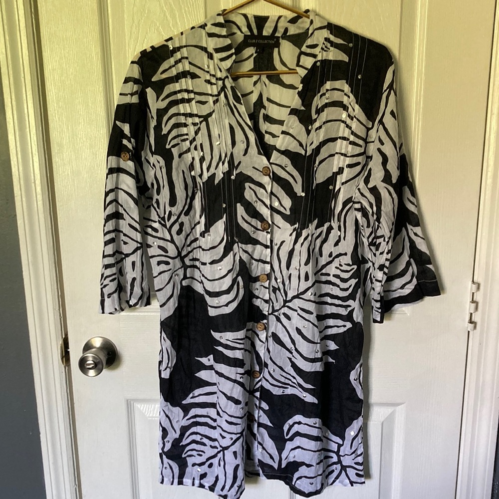 NWOT Club Z Collection 3/3 Sleeve Button Down Top
